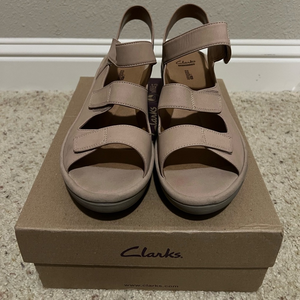 Clarks Women’s Wedge Adjustable Velcro Strap, Tan, Size 11